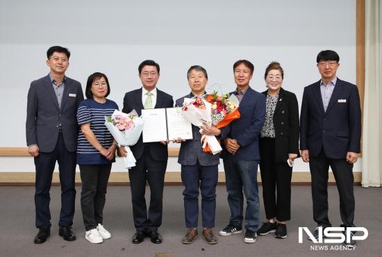 NSP통신-사랑나누기봉사단 이원걸 씨 이달의 봉사왕 선정 표창장 수여 기념 찰영 (사진 = 광양시청)