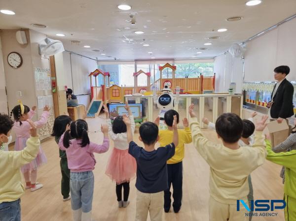 포항시청에서 운영 중인 포항시 안내 로봇이 다가오는 ‘제101회 어린이날’ 을 기념해 4일 시청어린이집을 방문했다. (사진 = 포항시)