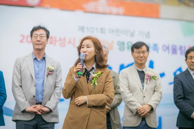 -5일 김경희 화성시의회 의장이 영유아가족 어울림 행사에서 인사말을 하는 모습. (사진 = 화성시의회)
