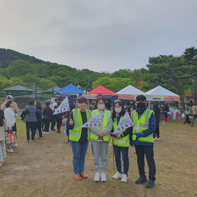 -김포 새솔학교학부모회 임원들이 기념촬영을 하고 있다. (사진 = 새솔학교학부모회)