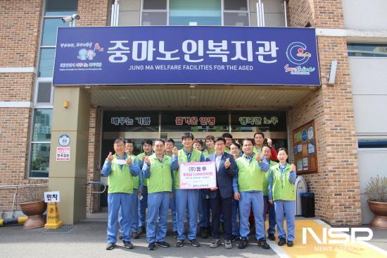 NSP통신-동후 후원금 전달식 기념 찰영 (사진 = 광양 중마노인복지관)