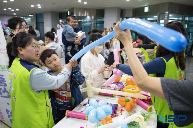 NSP통신-울릉군은 지난 5일 어린이날을 맞아 유관기관에서 마련한 해상 구명장구 교육, 공군 모형 비행기 만들기 등 다채로운 체험행사가 진행됐다. (사진 = 울릉군)