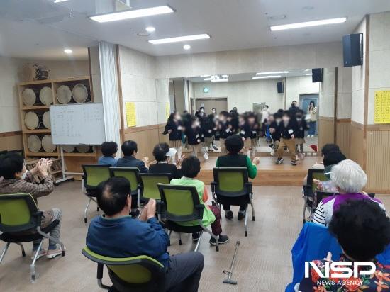 NSP통신-어린이들이 복지관 방문해 준비한 율동 공연 선보여 (사진 = 광양시청)