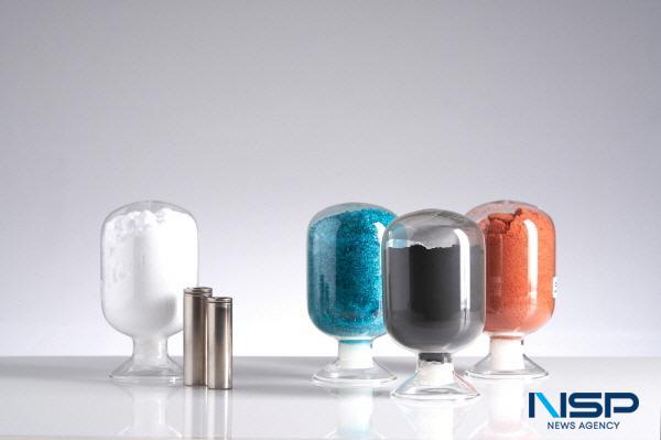 NSP통신-양극재 원료와 배터리 사진(왼쪽부터)리튬, 원통형 배터리, 니켈, 양극재, 코발트 (사진 = 포스코퓨처엠)