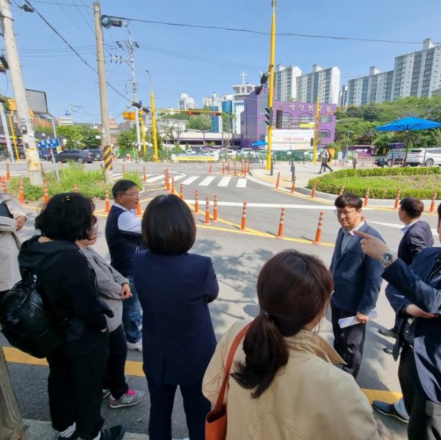 NSP통신-김병민 용인시의원이 9일 언남동 일원 교차로 개선을 위한 현장 답사를 하고 있다. (사진 = 의원실)