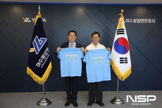 NSP통신-제1회 거북이 마라톤 기념 티셔츠를 후원 지원 기념 기념촬영 (사진 = 여수광양항만공사)