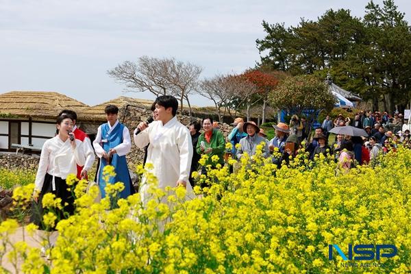 NSP통신-유채꽃이 활짝 핀 2023 청산도 슬로걷기 축제 현장 (사진 = 완도군)