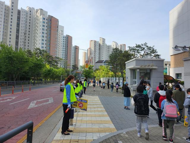 NSP통신-11일 실시한 구래초등학교 안전한 등굣길 캠페인. (사진 = 구래초학부모회)