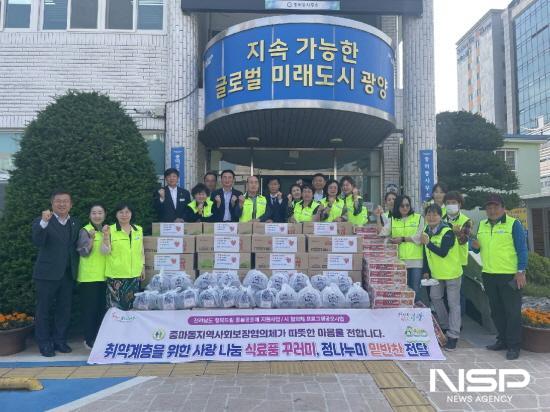 NSP통신-중마동지역사회보장협의체 식료품 꾸러미와 밑반찬 전달 기념 찰영