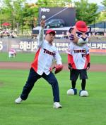 [NSP PHOTO]장성군 김한종 군수, 장성 황룡강 홍길동무 꽃길축제 성공 개최 기원 프로야구 시구