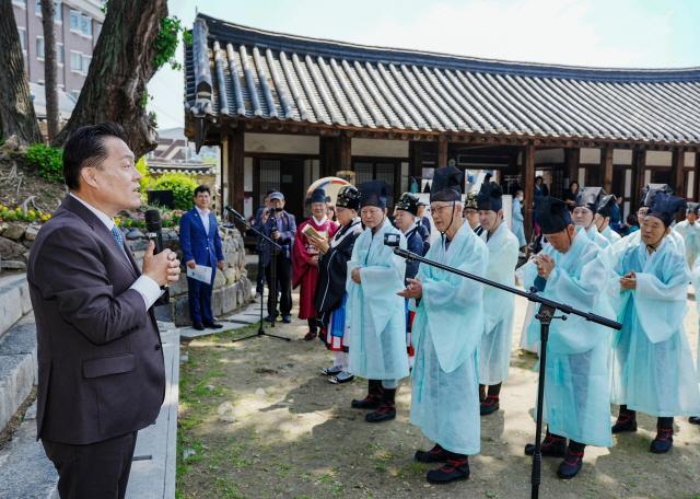 NSP통신-11일 이재준 수원시장이 수원향교 대성전에서 열린 석전대제에 참석해 인사말을 하고 있다. (사진 = 수원시)