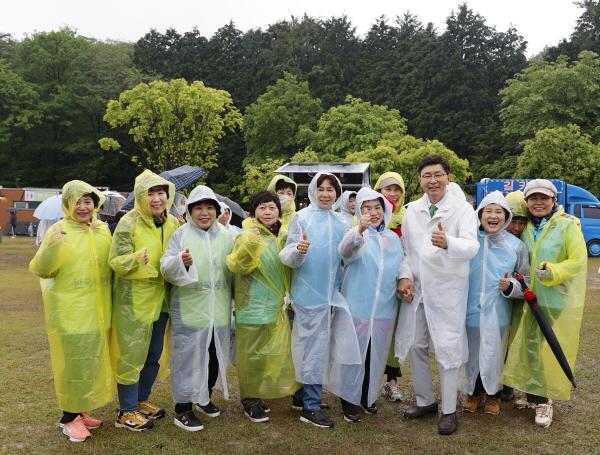 NSP통신-보성세계차엑스포 성공 이끈 숨은 주역인 자원봉사자들이 김철우 보성군수와 기념사진을 찍고 있다.[사진=보성군]