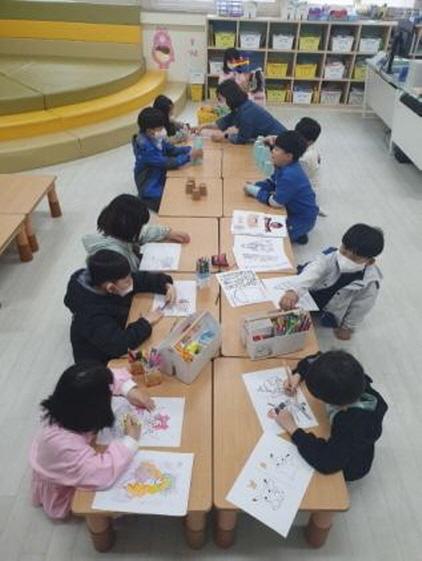 NSP통신-어린이들이 아침틈새돌봄에서 미술을 하고 있다. (사진 = 오산시)