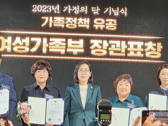 NSP통신-2023년 가정의 달 기념식에서 가족정책 유공자로 선정돼 여성가족부 장관 표창을 수상한 김연화 김포시가족센터 센터장(오른쪽 두번째)이 수상자들과 함께 기념촬영을 하고 있다. (사진 = 김포시)