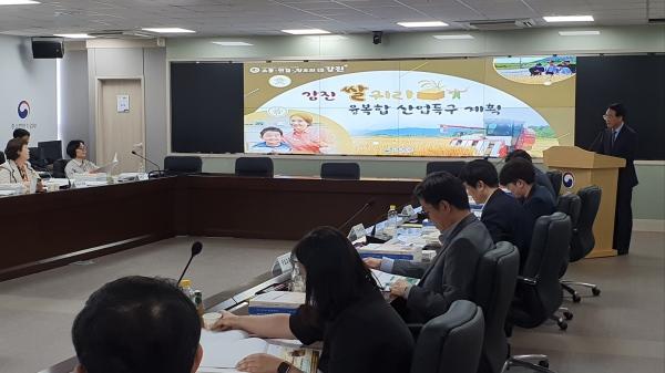 NSP통신-강진원 강진군수가 최근 열린 쌀귀리융복합 산업 특구 발표 현장에서 사업 당위성에 대해 설명하고 있다. (사진 = 강진군)