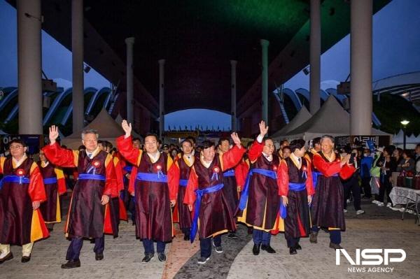 NSP통신-제57회 여수거북선축제 통제영길논이 행사에서 정치인들이 입장하고 있다. (사진 = 독자제공)