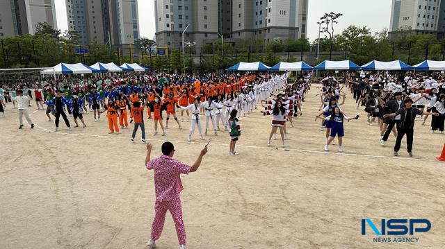 NSP통신-김포운양고등학교 1~2학년 학생들이 경기를 시작하기 전 준비 체조를 하고 있다. (사진 = 조이호 기자)