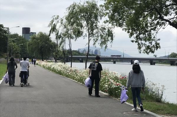 NSP통신-순천시 청년센터가 쓰레기 줍공 보물도 찾공 꿈청플로깅 행사를 진행하고 있다.[사진=순천시]