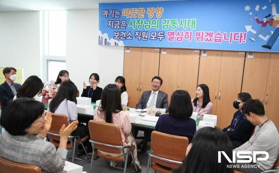 NSP통신-정인화 광양시장 보건행정과 직원들과 기념 찰영 (사진 = 광양시청)