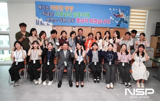 NSP통신-보건행정과 직접 찾아가 직원 격려 (사진 = 광양시청)