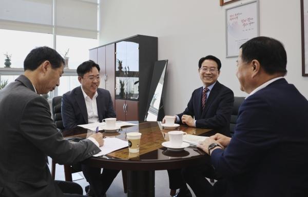 NSP통신-강진원 군수(사진 오른쪽 두번째)가 행안부를 방문해 특별교부세 지원을 호소하고 있다. (사진 = 강진군)