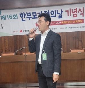 NSP통신-▲작사,작곡가 류선우 (사진 = 한부모가정사랑회)