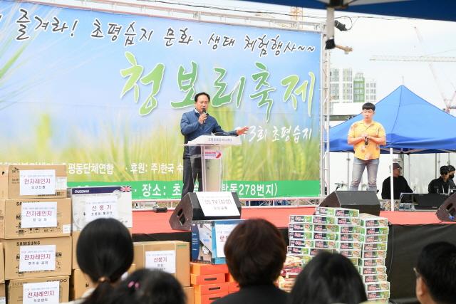 NSP통신-14일 이권재 오산시장이 제3회 초평습지 청보리 축제 & 주민총회 행사에서 축사를 하는 모습. (사진 = 오산시)