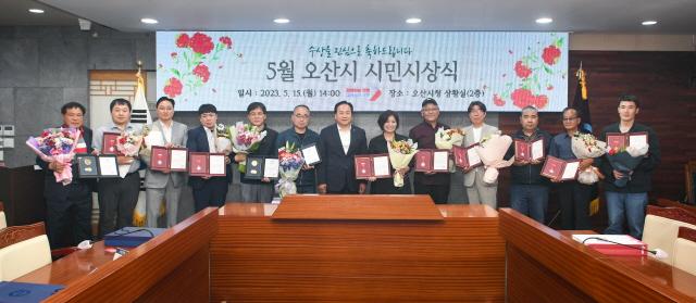 NSP통신-15일 이권재 오산시장(가운데)과 수상자들이 기념촬영을 하는 모습. (사진 = 오산시)