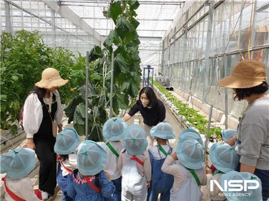 NSP통신-국립순천대학교 농업과학교육원의 유리온실 견학 (사진 = 광양시청)