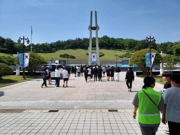 NSP통신-제43주년 5·18민주화운동 기념식을 하루 앞둔 17일 전국 각지로부터 광주시 북구 운정동 국립5·18민주묘지를 찾는 발길이 이어지고 있다. (사진 = 김용재 기자)