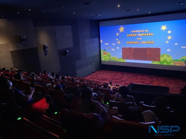 NSP통신-경주시가족센터는 5월 가정의 달을 맞아 지난 13일 씨네큐 보문점에서 가족들이 함께 단체 영화 관람을 즐기는 출발! 가족 영화여행 프로그램을 진행했다. (사진 = 경주시)