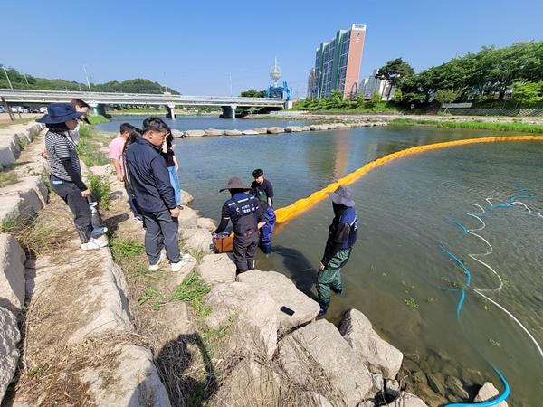 NSP통신-16일 상주시 북천에서 수질오염 방제교육을 실시하고있다. (사진 = 상주시.)