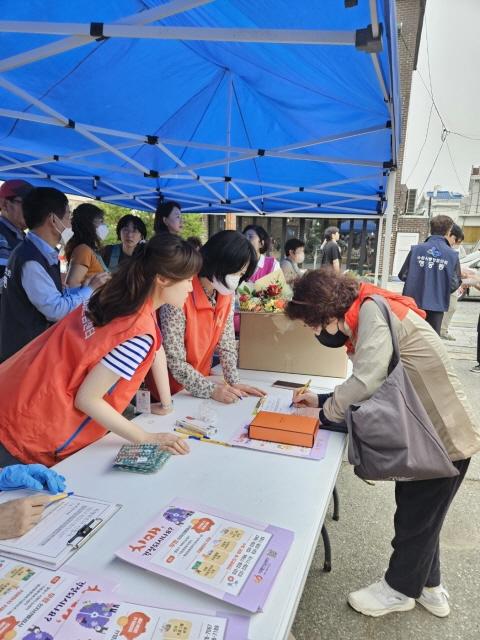 NSP통신-18일 수원시 팔달구보건소 관계자들이 홍보캠페인을 펼치고 있다. (사진 = 수원시)