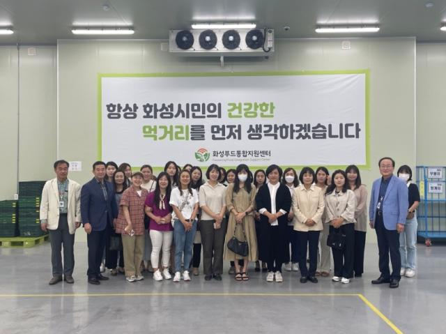 NSP통신-17일 이은주 경기도의원이 화성시 학교급식 식재료의 검수 및 배송을 책임지는 화성시농산물산지유통센터(APC) 방문 가운데 학부모와 함께 기념촬영을 하고 있다. (사진 = 의원실)