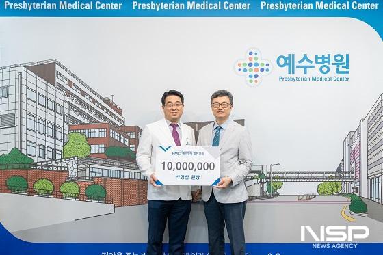 NSP통신-박영삼 세이유외과 원장(오른쪽)이 신충식 전주 예수병원장에게 발전기금 1000만원을 기탁하고 있다. (사진 = 전주예수병원)