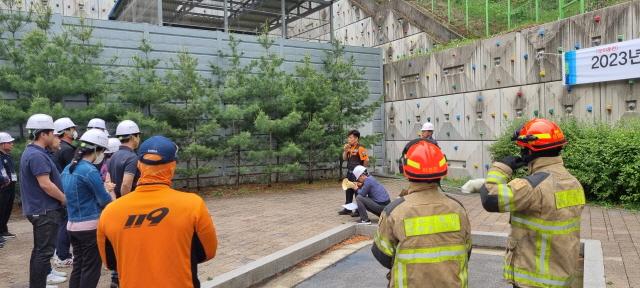 NSP통신-용인도시공사가 18일 삼가동 미르스타디움에서 역북 119안전센터, 미르스타디움 입주단체와 함께 화재 상황을 대비한 합동소방훈련을 하고 있다. (사진 = 용인도시공사)