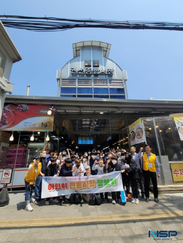 -18일 소상공인시장진흥공단 수원센터와 권선종합시장이 가정의 달과 세빛세일페스타 수원 행사의 일환으로 어린이 전통시장 장보기 체험행사를 가졌다 사진 김종식 기자