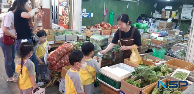 -18일 수원시 예랑유치원생들이 권선시장에서 부모들과 전통 시장 장보기를 체험하는 모습 사진 김종식 기자