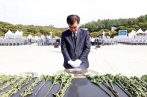 [NSP PHOTO]염종현 경기도의회 의장, 국립 5·18 민주묘지 참배