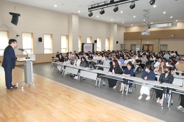 NSP통신-이원희 총장이 2023학년도 봄학기 한국어과정 수료식 축사를 하고 있다. (사진 = 한경국립대학교)