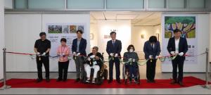 [NSP PHOTO]염종현 경기도의회 의장, 장애인식 개선 에이블아트 전시회 꽃, 틔움 참석