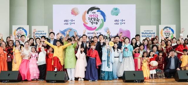 NSP통신-21일 이재준 수원시장(가운데)과 다문화한가족 축제 참가자들 사진촬영 모습. (사진 = 수원시)