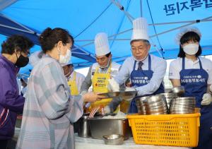 [NSP PHOTO]DGB대구은행, 달서구 지역민과 함께하는 행복한 밥상 무료급식 행사 펼쳐