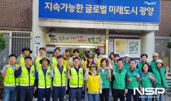 NSP통신-금호자율방범대, 금호동 새마을부녀회 및 동사무소 직원 기념 찰영 (사진 = 광양시청)