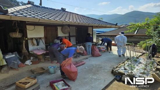 NSP통신-옥룡면 맞춤형 자원봉사단 폐의류와 가재도구 정리 (사진 = 광양시청)