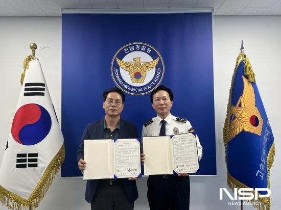 NSP통신-전남경찰청 고속도로순찰대 제5지구대와 한국도로공사 광주지사 업무협약 (사진 = 전남경찰청)