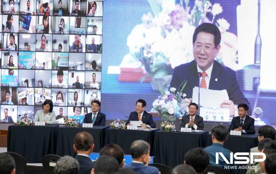 NSP통신-김영록 전라남도지사가 2023 광양시 도민과의 대화 도정 주요성과 및 글로벌 도정비전 발표 (사진 = 전라남도)