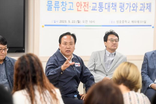 NSP통신-22일 이권재 오산시장(왼쪽)이 풍농 물류센터 관련 주민대책위원회 간담회에서 발언을 하는 모습. (사진 = 오산시)