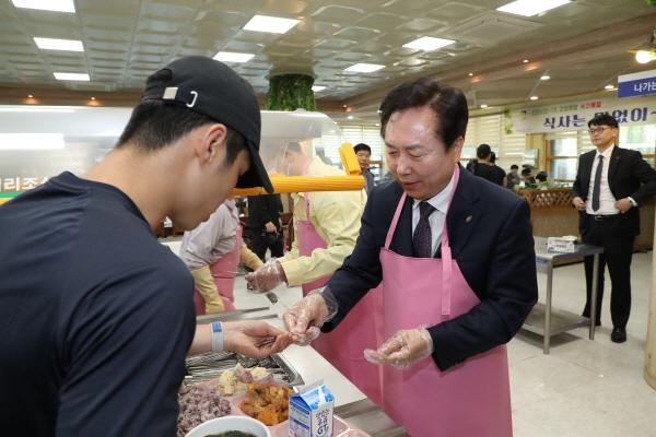 NSP통신-안동시 - 안동대학교 - 안동시의회는 천원의 아침밥 MOU 체결하고, 아침식사 결식률 높은 안동대학생을 대상으로 아침 식사를 제공한다. (사진 = 안동시)