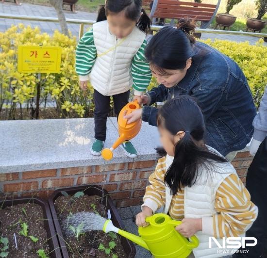 NSP통신-우리 가족 도서관 미니 텃밭 (사진 = 광양시청)